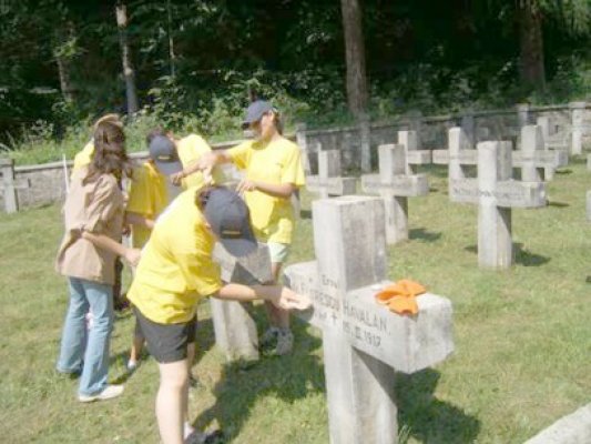 Mormintele în care sunt înhumate rămăşiţele a 1.044 militari germani, îngrijite de elevi